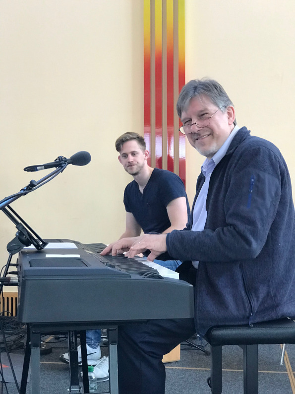 Hans-Peter Mumssen im Christus Zentrum Arche am Keyboard
